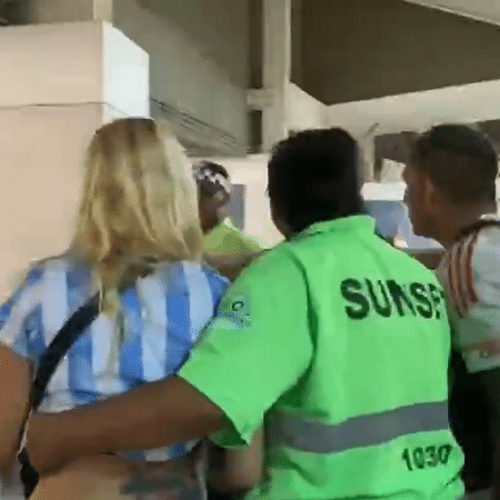 Torcedora argentina presa acusada de fala racista a funcionária do Maracanã