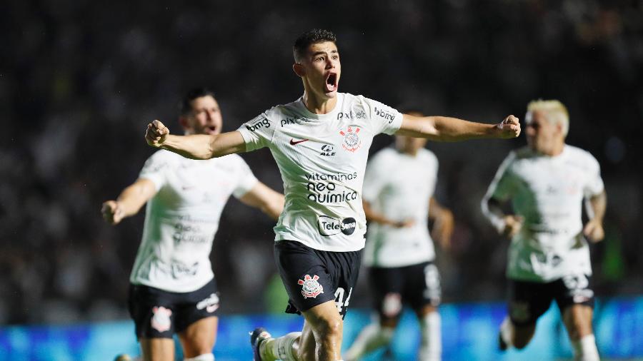 Gabriel Moscardo celebra seu gol pelo Corinthians contra o Vasco no Campeonato Brasileiro