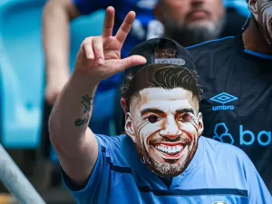 Torcida usa máscara e ovaciona Suárez em sua despedida da Arena do Grêmio