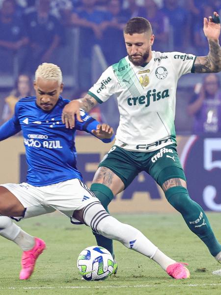 Matheus Pereira disputa a bola com Zé Rafael em Cruzeiro x Palmeiras, duelo do Campeonato Brasileiro