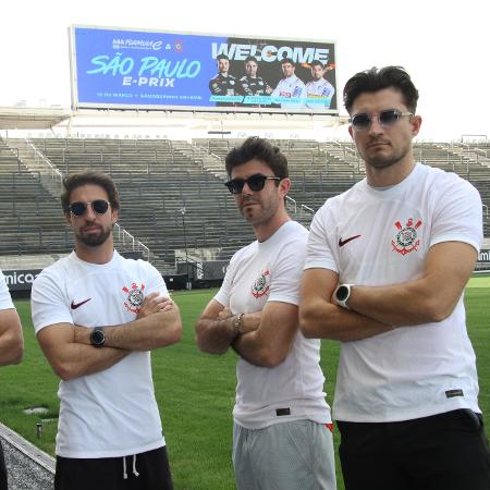 Pilotos da Fórmula E posam com a camisa do Corinthians em visita à Neo Química Arena