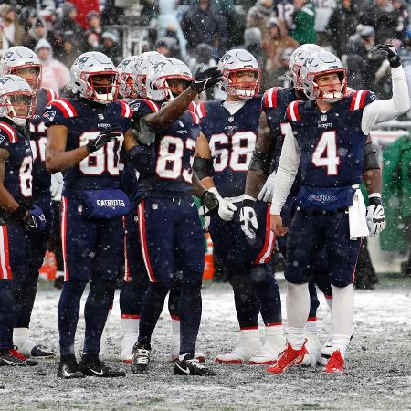 Jogadores do New England Patriots durante partida na temporada 2023 da NFL