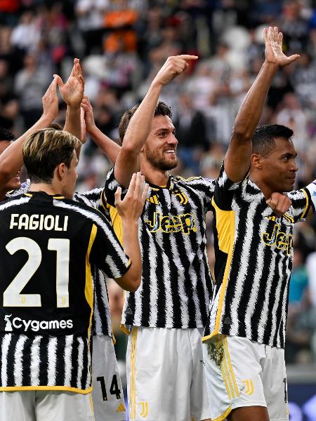 Jogadores da Juventus comemoram gol de Alex Sandro no Campeonato Italiano