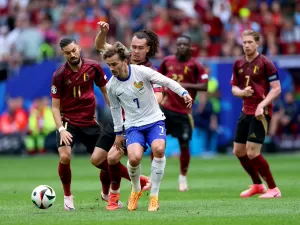 França elimina Bélgica com gol contra em jogo medroso 