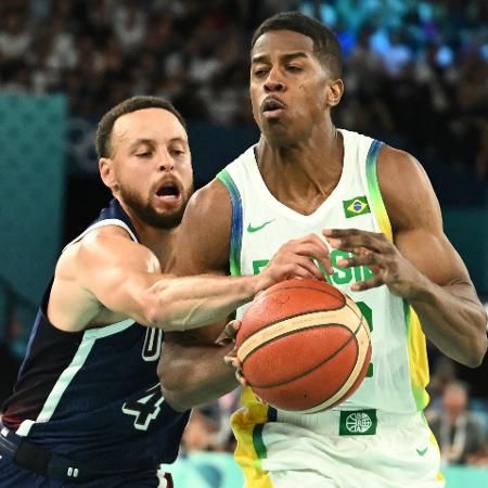 Stephen Curry tenta fazer o desarme durante Brasil x EUA no basquete masculino das Olimpíadas