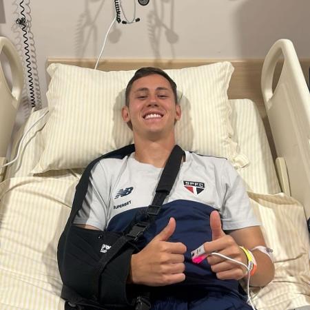  Patryck Lanza tranquiliza torcedores após sair de ambulância em jogo contra o Palmeiras