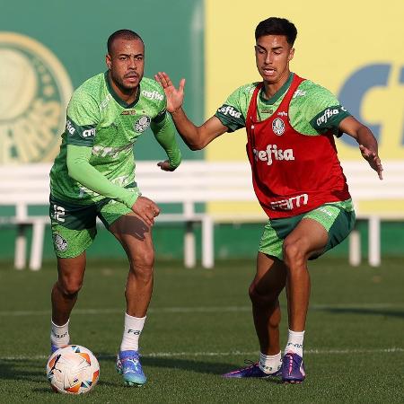 Mayke e Vitor Reis durante treino do Palmeiras na Academia do Futebol