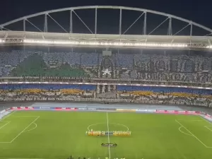 Do Cristo ao cão: torcida do Botafogo inova com mosaico duplo antes de jogo