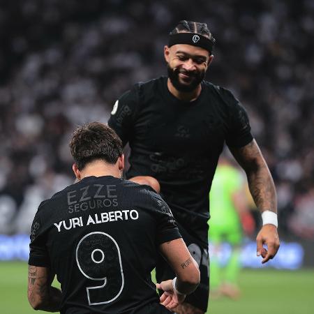 Yuri Alberto e Memphis no jogo do Corinthians, na Neo Química Arena