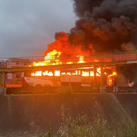 Ônibus da Máfia Azul, torcida organizada do Cruzeiro, foi incendiado na rodovia Fernão Dias