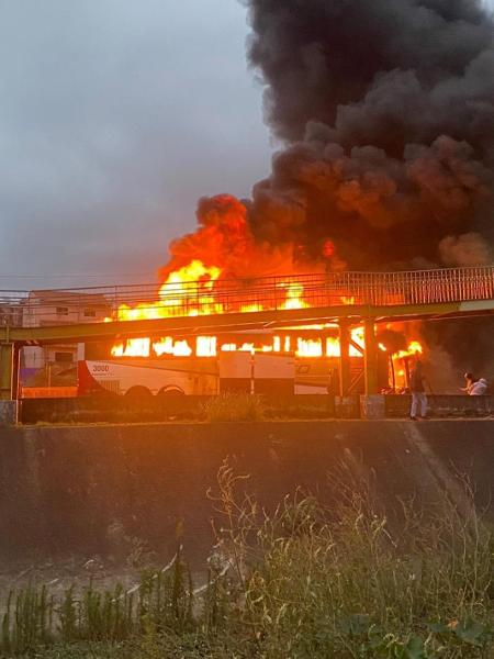 Mancha Verde, organizada do Palmeiras, colocou fogo em ônibus da Máfia Azul, torcida do Cruzeiro, na rodovia Fernão Dias