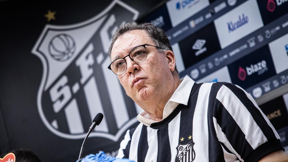 Jogadores pedem reunião para cobrar salários e atrasam treino do Santos