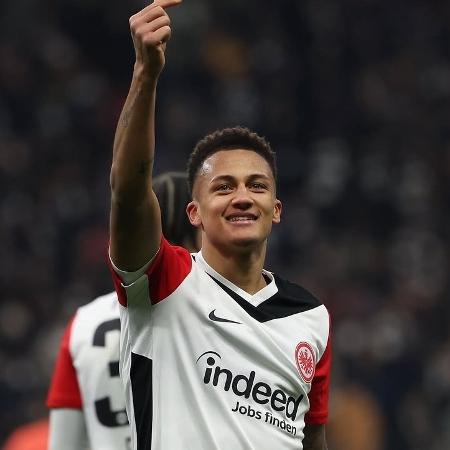 Tuta comemora durante partida do Eintracht Frankfurt: brasileiro é titular e ídolo da torcida Tuta comemora durante partida do Eintracht Frankfurt: brasileiro é titular e ídolo da torcida