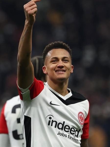 Tuta comemora durante partida do Eintracht Frankfurt: brasileiro é titular e ídolo da torcida Tuta comemora durante partida do Eintracht Frankfurt: brasileiro é titular e ídolo da torcida