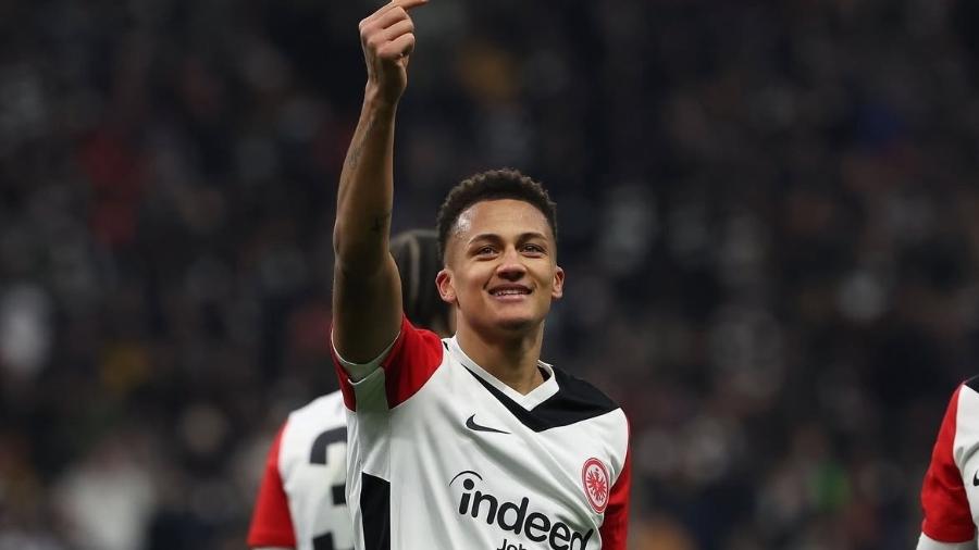 Tuta comemora durante partida do Eintracht Frankfurt: brasileiro é titular e ídolo da torcida Tuta comemora durante partida do Eintracht Frankfurt: brasileiro é titular e ídolo da torcida