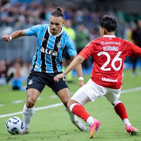 Braithwaite e Bernabei em ação durante jogo entre Grêmio e Internacional no Brasileirão