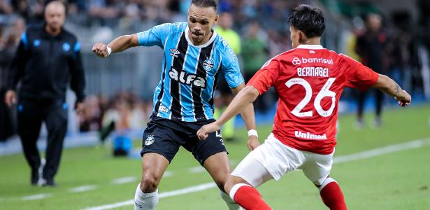 Gre-Nal termina em empate após lance polêmico e gol contra inusitado.