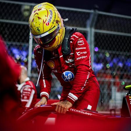 Lewis Hamilton entra no carro da Ferrari antes do GP da Arábia Saudita Lewis Hamilton entra no carro da Ferrari antes do GP da Arábia Saudita