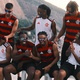Zagueiro da seleção portuguesa veste camisa do Flamengo em visita ao Rio