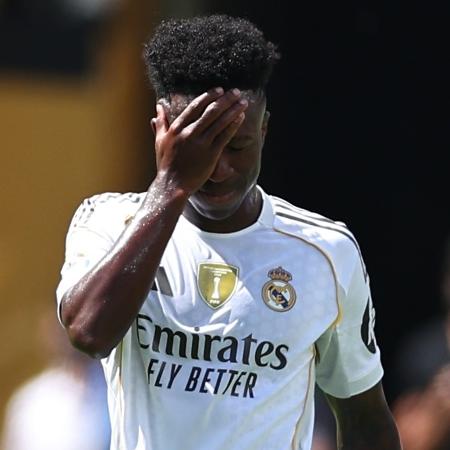 Vinícius Júnior se lamenta durante jogo entre Real Madrid e PSG no Mundial Vinícius Júnior se lamenta durante jogo entre Real Madrid e PSG no Mundial