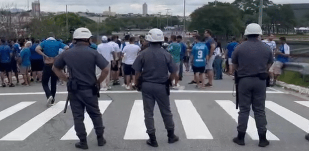 Corintianos e cruzeirenses protagonizam conflito pré-decisão em Itaquera