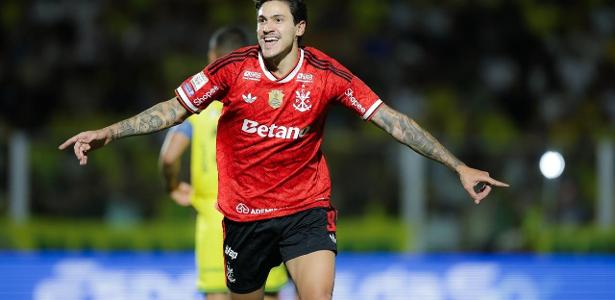 Flamengo goleia e é líder por pontos perdidos
