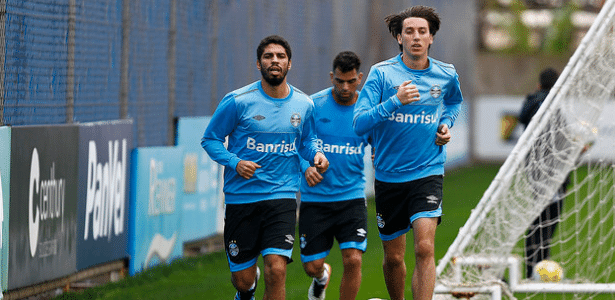 Wallace Reis (e), Pedro Gerome (d) e Maicon (atrás) correm para voltar ao time do Grêmio - Lucas Uebel/Grêmio