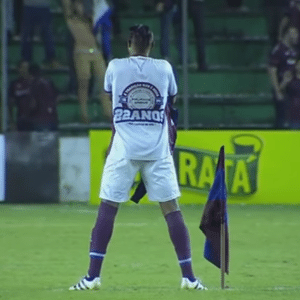 Wagner, do Caxias, crava bandeira no gramado do estádio do Juventude - Reprodução - Reprodução