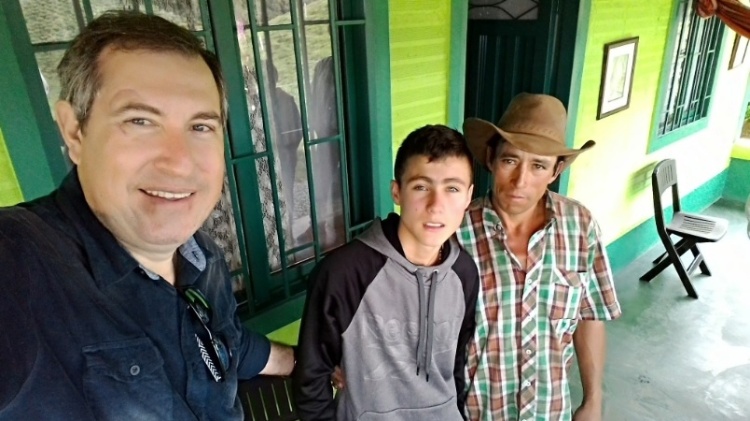 Rafael Henzel visita o "anjo" que ajudou no resgate às vítimas do acidente da chapecoense - Reprodução/Twitter - Reprodução/Twitter