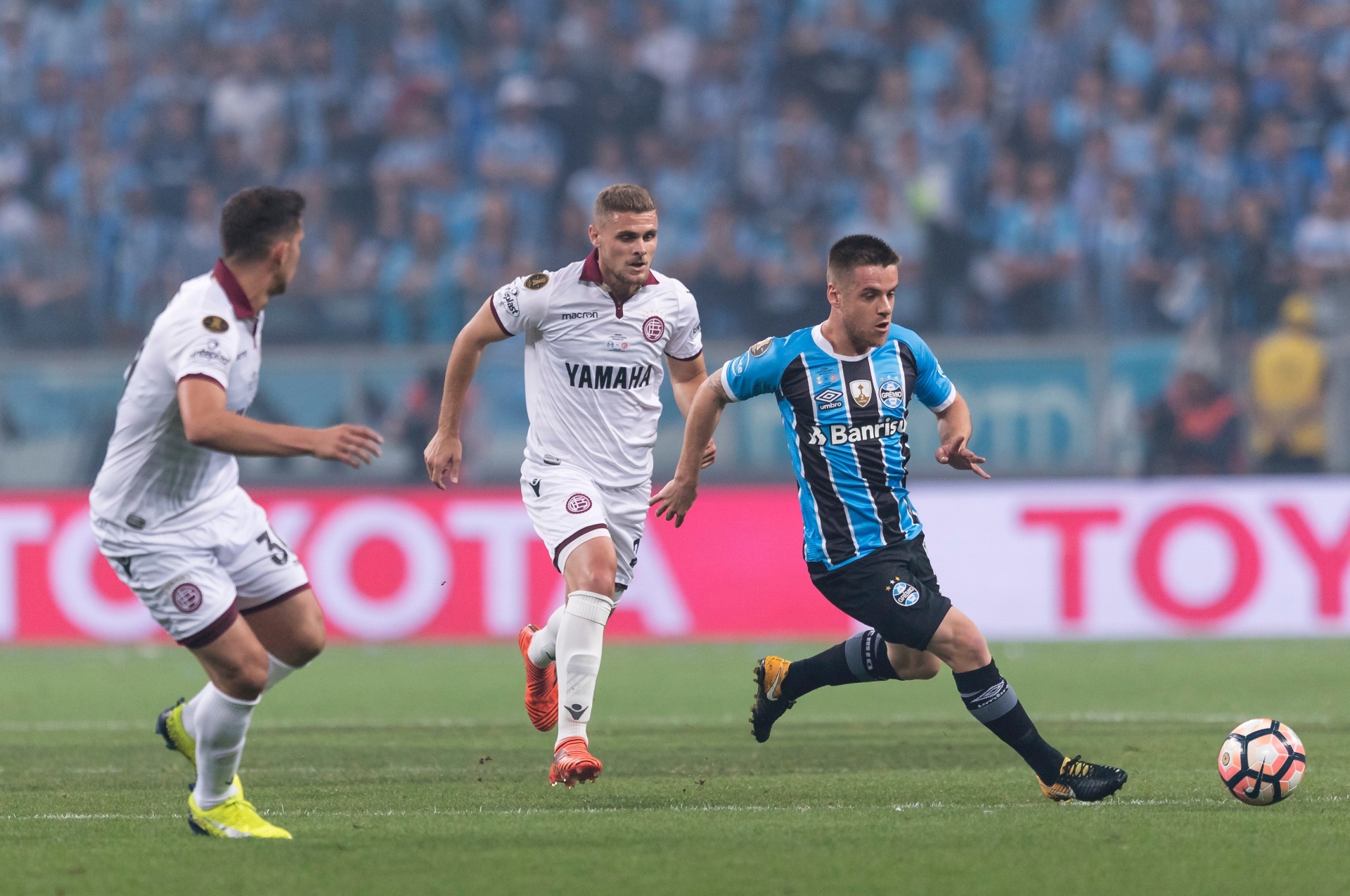 Ramiro foge da marcação do Lanús no primeiro jogo da final da Libertadores, na Arena do Grêmio - undefined