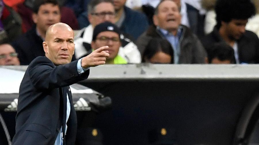 Zinedine Zidane orienta o Real Madrid contra o Málaga - Gabriel Bouys/AFP