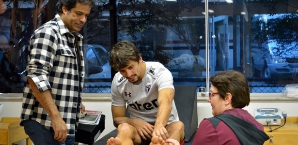 O diretor de futebol do São Paulo, Raí, observa Rodrigo Caio começar a fisioterapia - Érico Leonan / saopaulofc.net