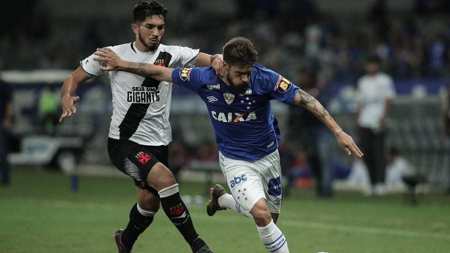 Andrey e Sóbis disputam a bola em jogo entre Cruzeiro e Vasco - Pedro Vale/AGIF