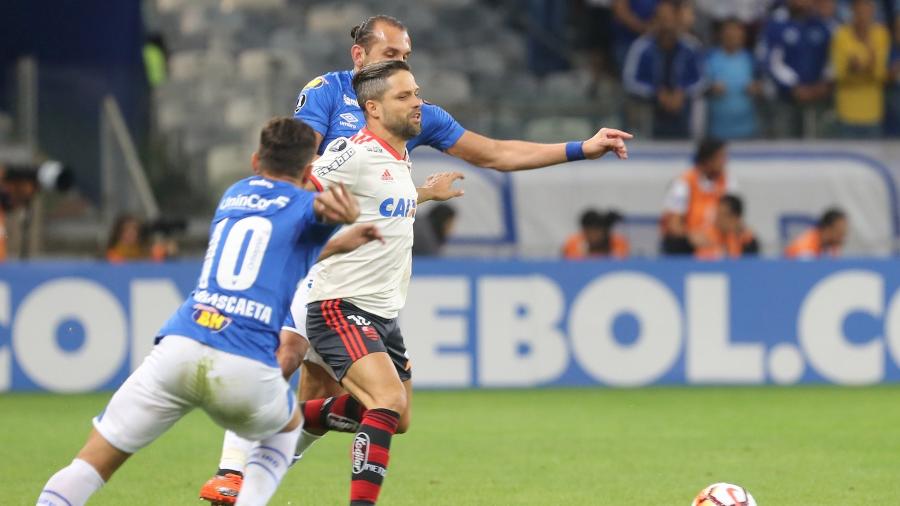 Diego é marcado por Barcos e Arrascaeta, hoje companheiro no Flamengo - Paulo Fonseca/EFE