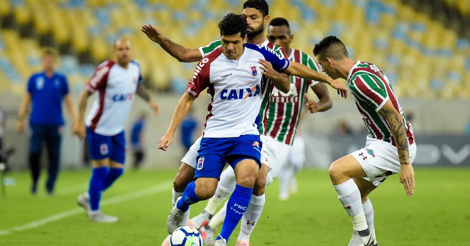 Ortigoza tenta fugir da marcação de Gum e Ibañez durante Fluminense x Paraná