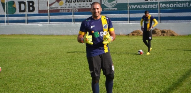 Ex-goleiro Juninho hoje joga futebol virtual e trabalha como auxiliar administrativo - Aqruivo pessoal