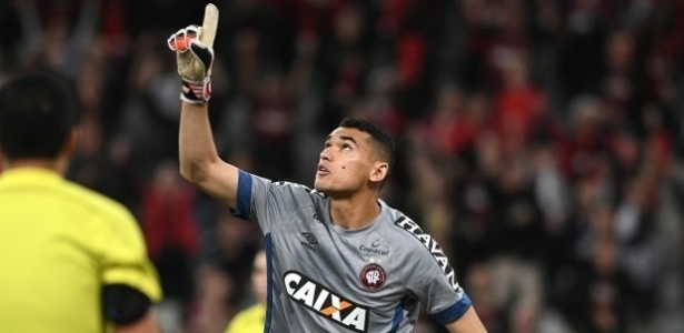 Goleiro Santos é um titular que pode atuar com os reservas contra o Inter - Divulgação/Atlético-PR
