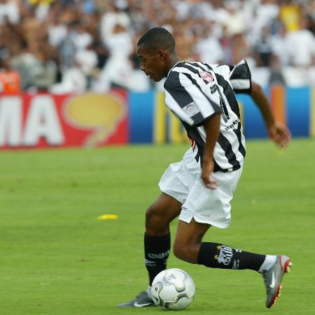 Robinho faz jogada na final do Brasileirão de 2002 - Antônio Gaudério/Folhapress