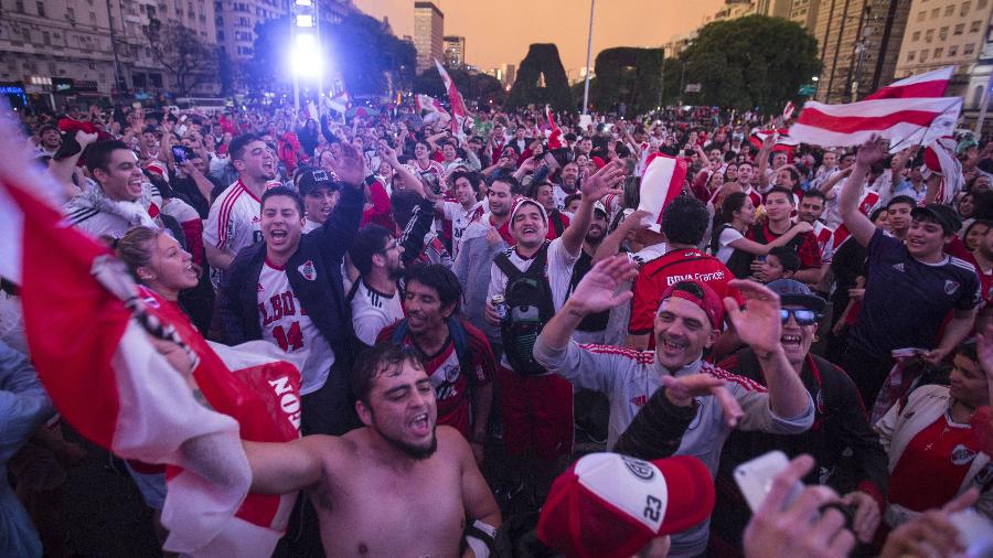 Torcedores do River Plate comemoram título da Libertadores em frente ao Obeslico, em Buenos Aires - MARTIN ZABALA