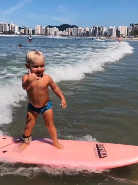 João Vitor já surfa em pé aos 2 anos - Daniel Grubba / Flow Sports