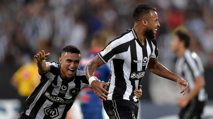 Alex Santana (à direita) comemora gol marcado para o Botafogo contra o Fortaleza - Thiago Ribeiro/AGIF