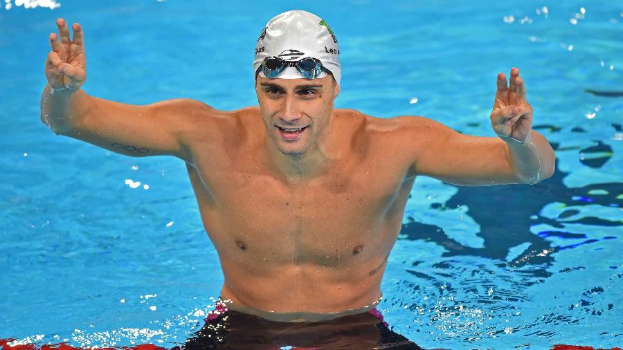 Leonardo de Deus faz o sinal para avisar que é tricampeão pan-americano nos 200m borboleta - CRIS BOURONCLE / AFP