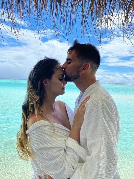 Rafael Longuine beija Aline Lima durante a lua de mel do casal - Reprodução/Instagram