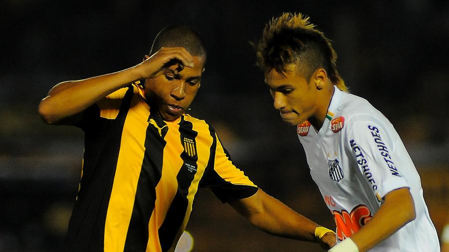 Neymar em ação pelo Santos contra o Peñarol em 2011; final foi o último jogo reprisado para São Paulo - Dante Fernandez/LatinContent via Getty Images
