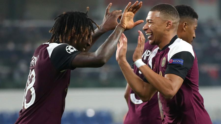 Moise Kean e Mbappé comemoram gol do PSG contra o Istanbul Basaksehir, pela Liga dos Campeões - Getty Images