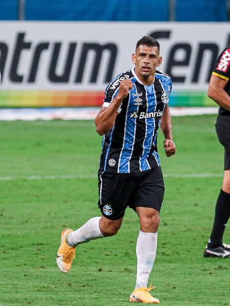 Diego Souza comemora o gol pelo Grêmio - Fernando Alves/AGIF