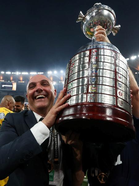 O presidente Mauricio Galiotte, da SE Palmeiras, comemora a conquista da competição após jogo contra a equipe do Santos FC, em partida final, da Copa Libertadores, no Estádio do Maracanã. - Cesar Greco
