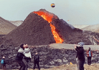 Grupo joga vôlei ao lado de vulcão em erupção na Islândia; veja