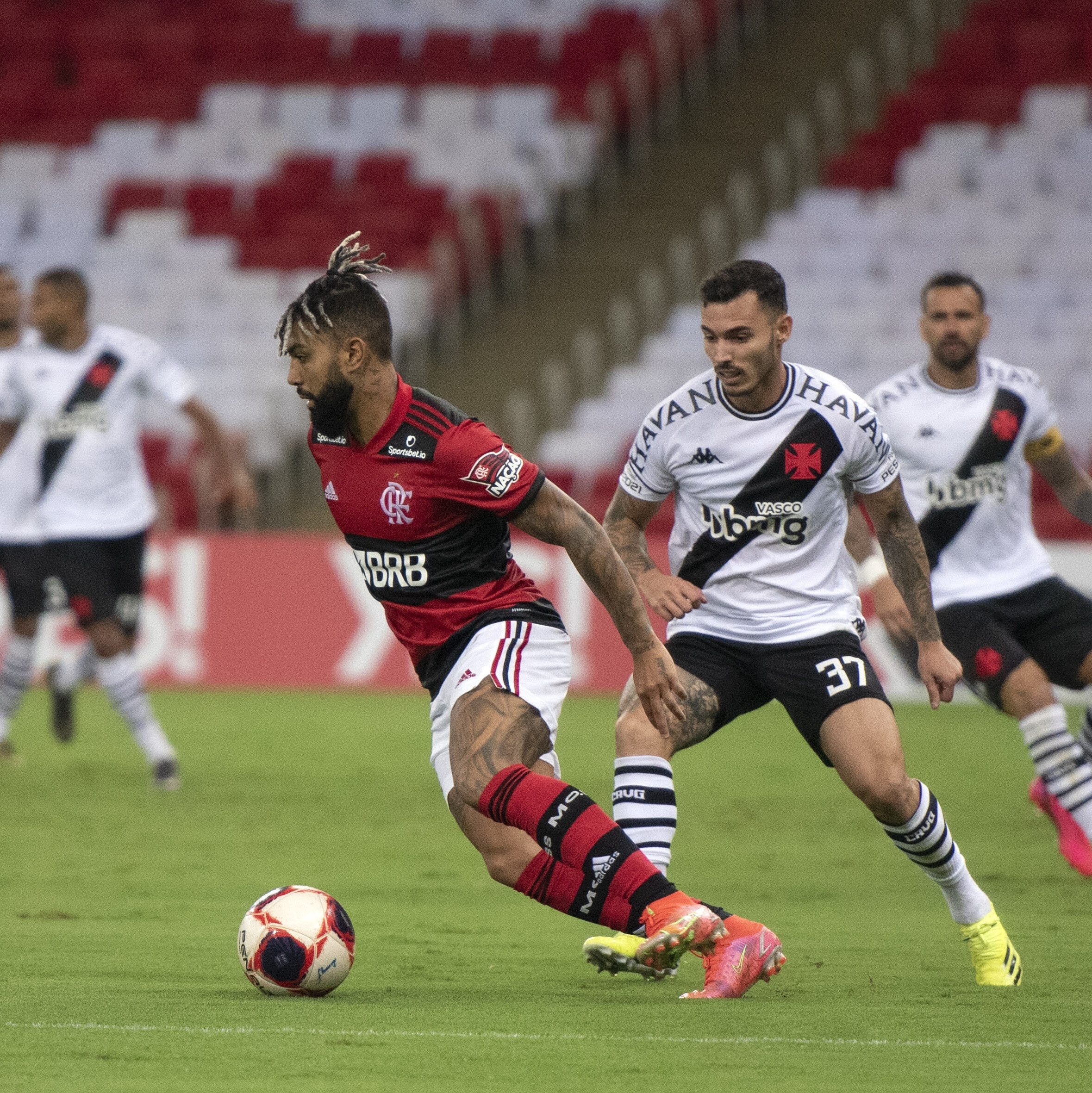 Em jogo acirrado, Flamengo e Vasco ficam no zero no Maracanã