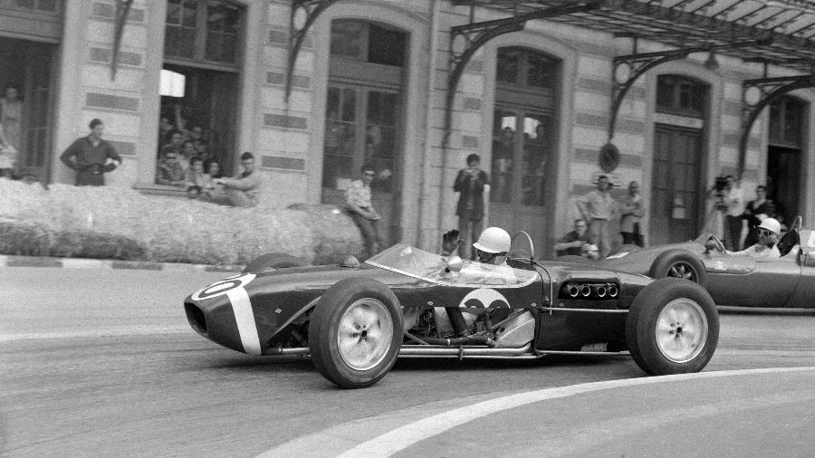 Stirling Moss, no GP de Mônaco de 1961, correndo com uma Lotus sem os painéis laterais - Reprodução